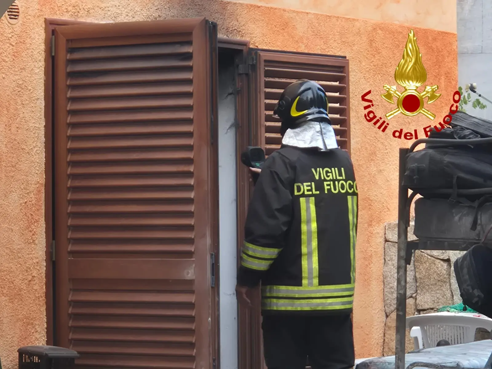 I danni al monolocale andato a fuoco ad Arzachena (foto vigili del fuoco)