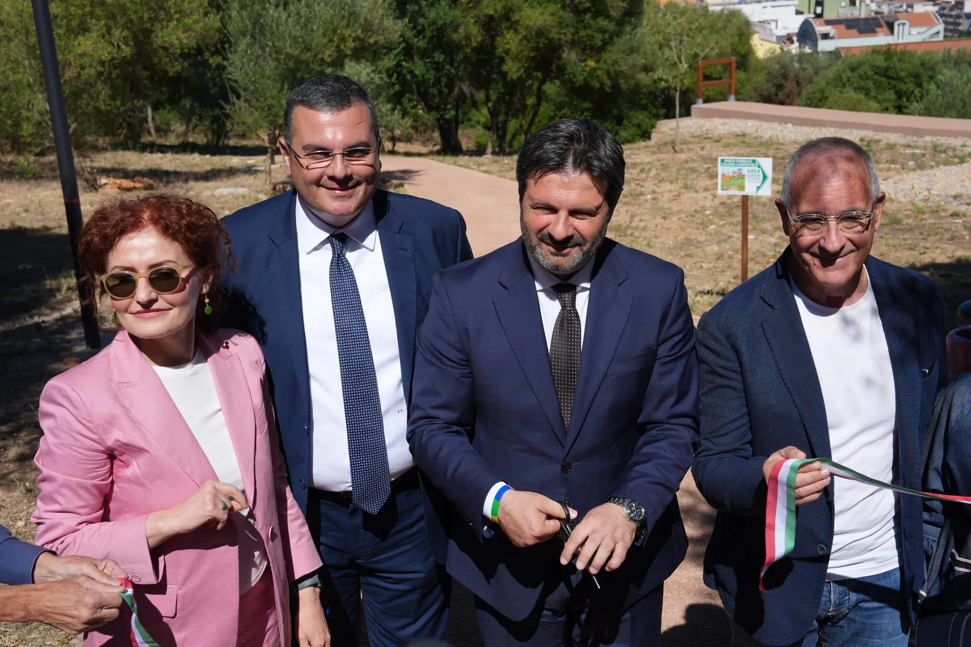 Taglio del nastro nel parco dell'ex colonia campestre