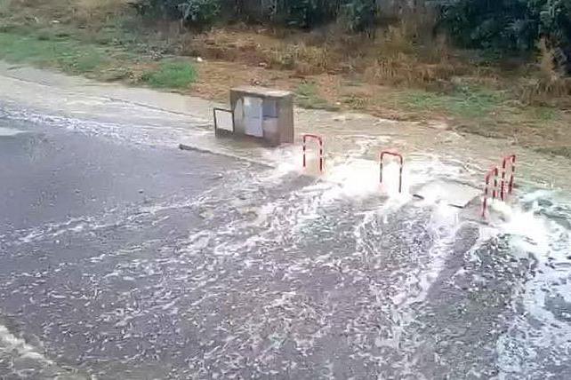 Pirri, la pioggia manda in tilt il sistema di vasconi: strade allagate