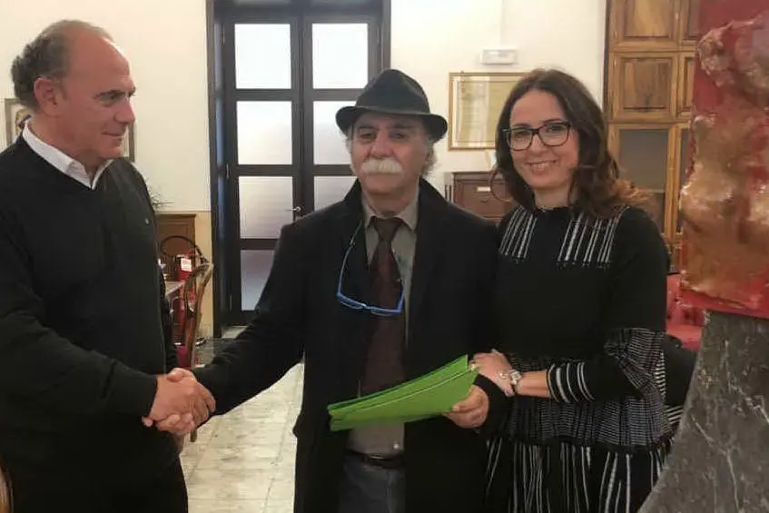 La consegna dell'opera (foto Caterina Fiori)