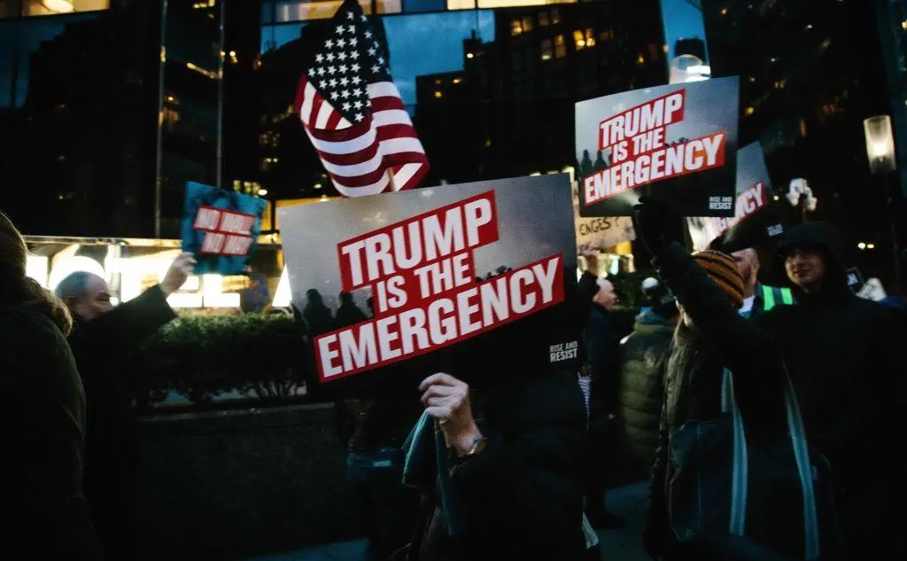 I manifestanti hanno esposto cartelli fuori dal Trump International Hotel