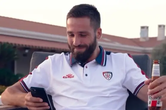 Leonardo Pavoletti nel video con cui il Cagliari ha lanciato la campagna abbonamenti