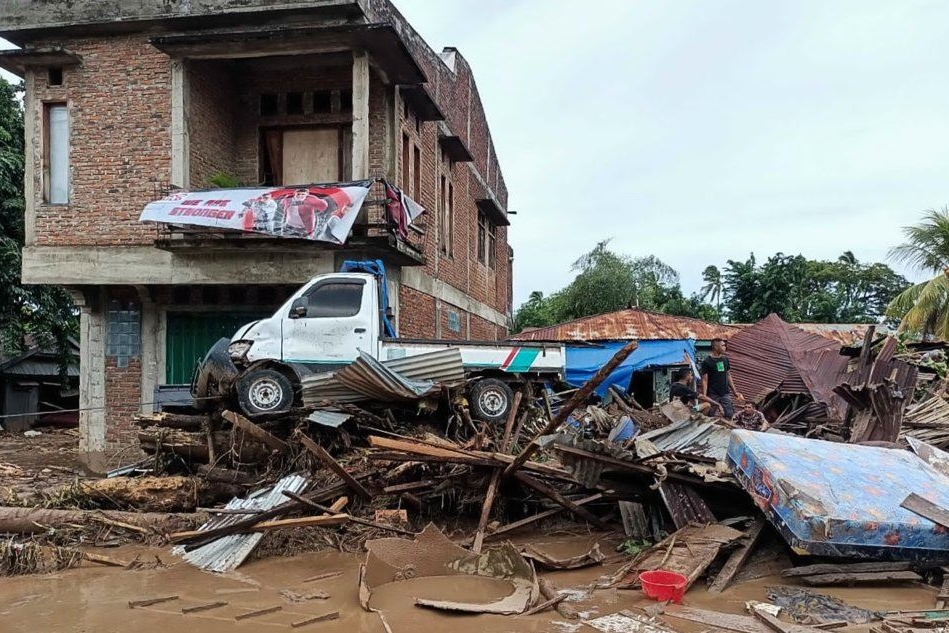 Inferno di acqua e fango in Indonesia: oltre cento tra morti e dispersi VIDEO