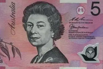 Una banconota con la Regina Elisabetta (Ansa)