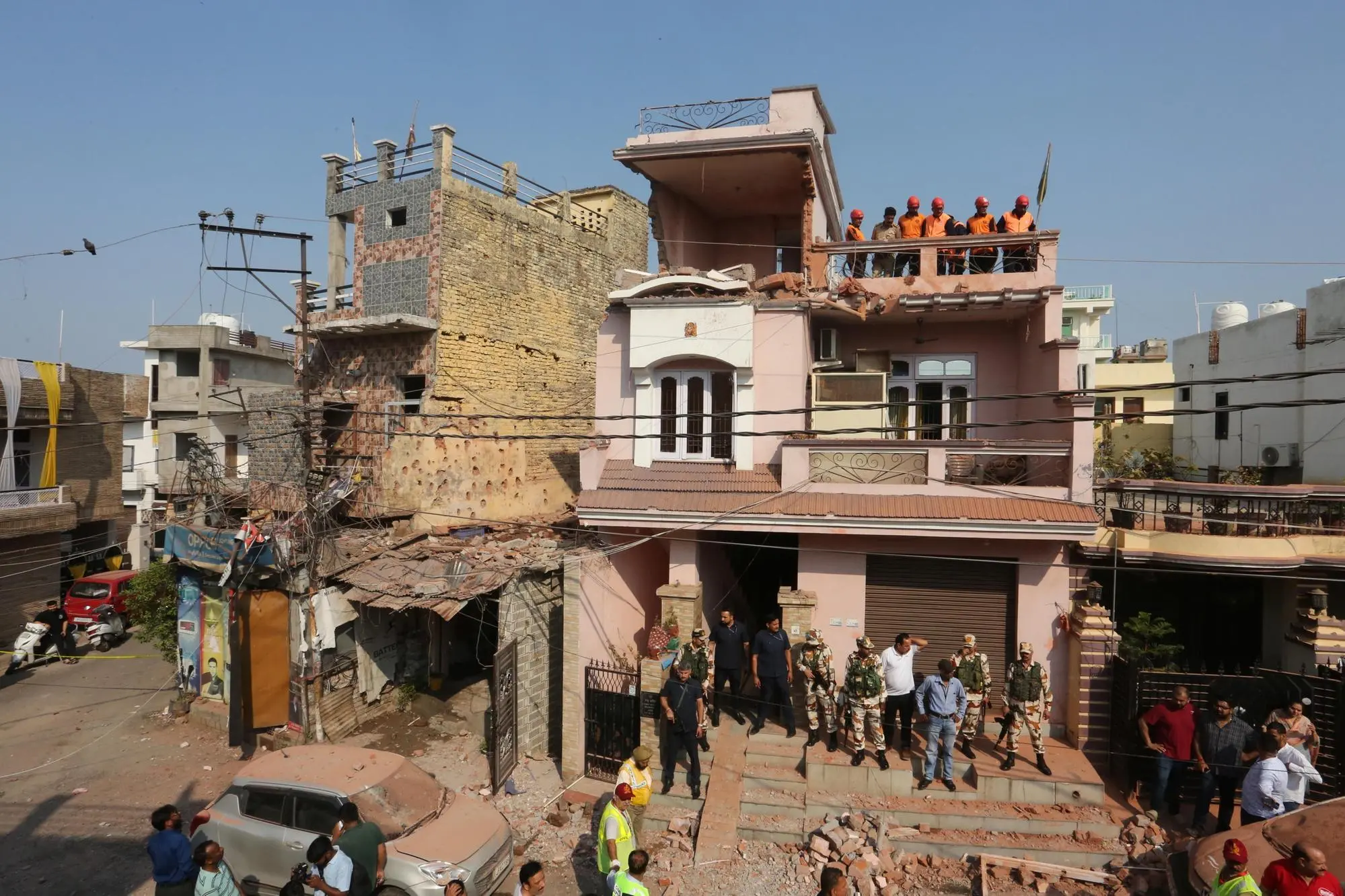 Un edificio danneggiato dai raid lungo il confine India-Pakistan (Ansa-Epa)