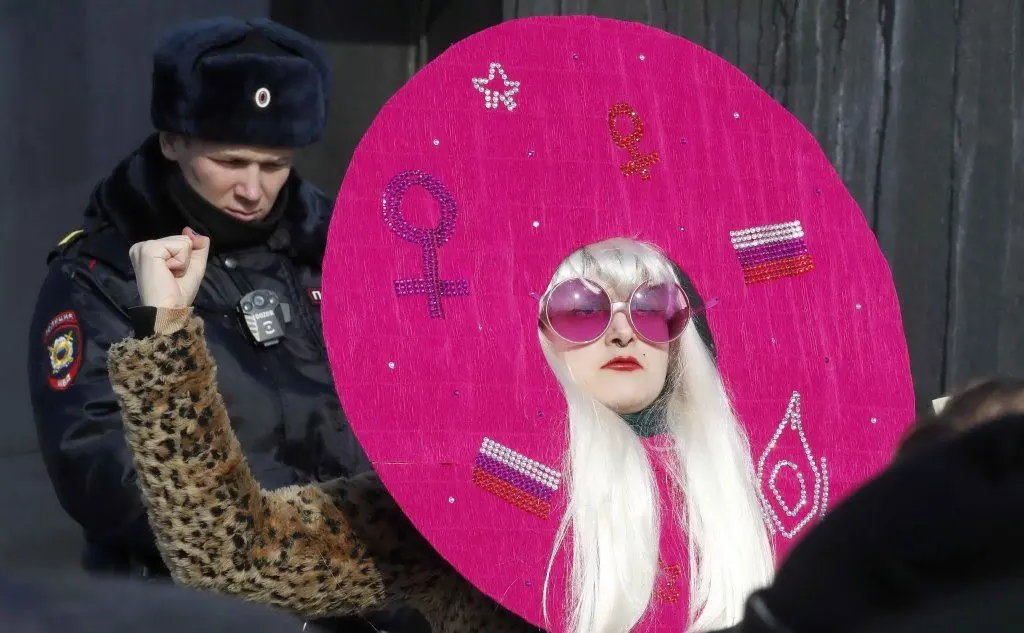 Una manifestante decisamente colorita a San Pietroburgo
