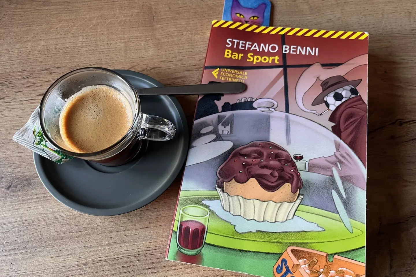 Il volume d'esordio di Stefano Benni al tavolino di un bar