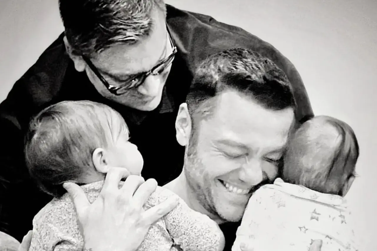 Tiziano Ferro con Victor Allen e i due figli (Instagram)