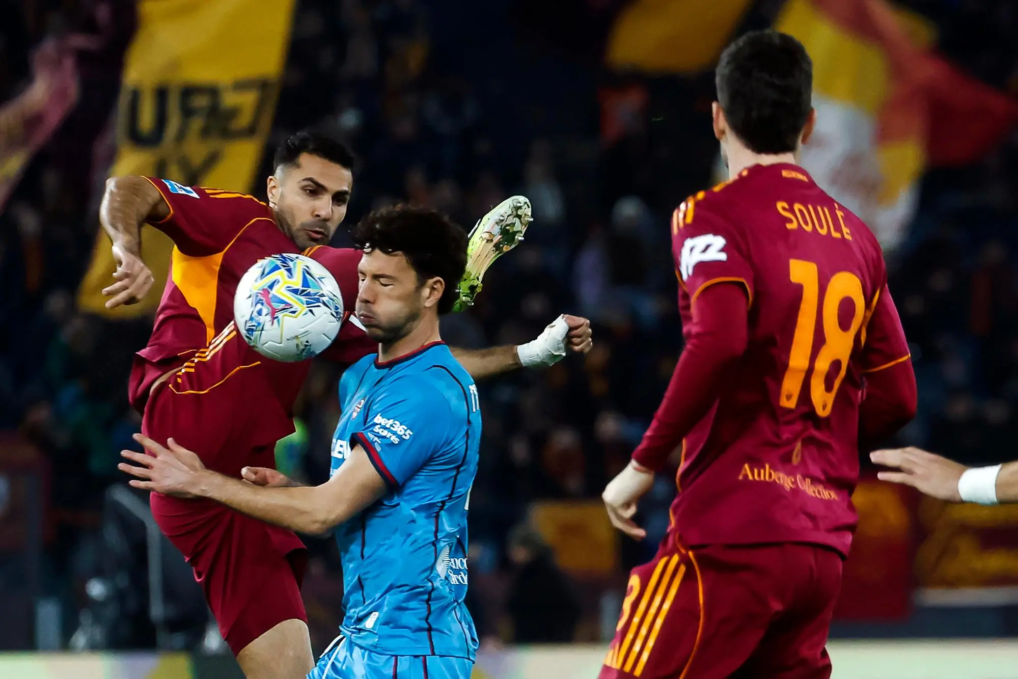 Un contrasto fra Mehmet Zeki Çelik e Luca Mazzitelli nel primo tempo di Roma-Cagliari (foto Ansa)