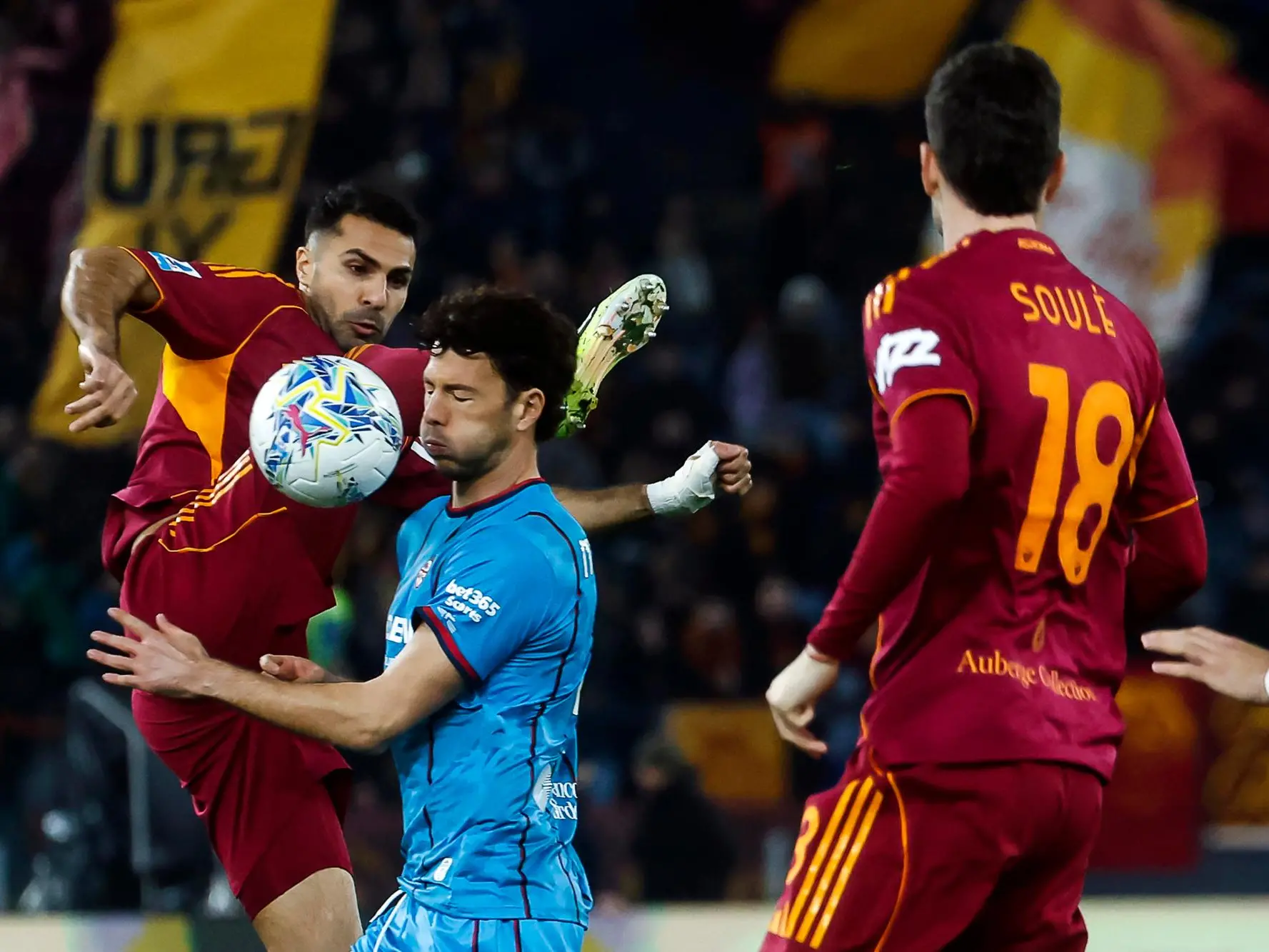 Un contrasto fra Mehmet Zeki Çelik e Luca Mazzitelli nel primo tempo di Roma-Cagliari (foto Ansa)