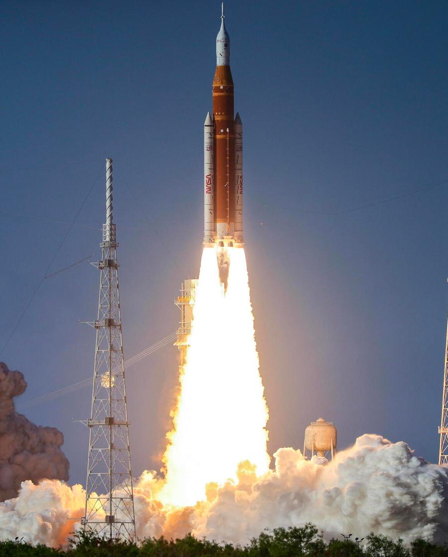 In volo attorno alla Luna