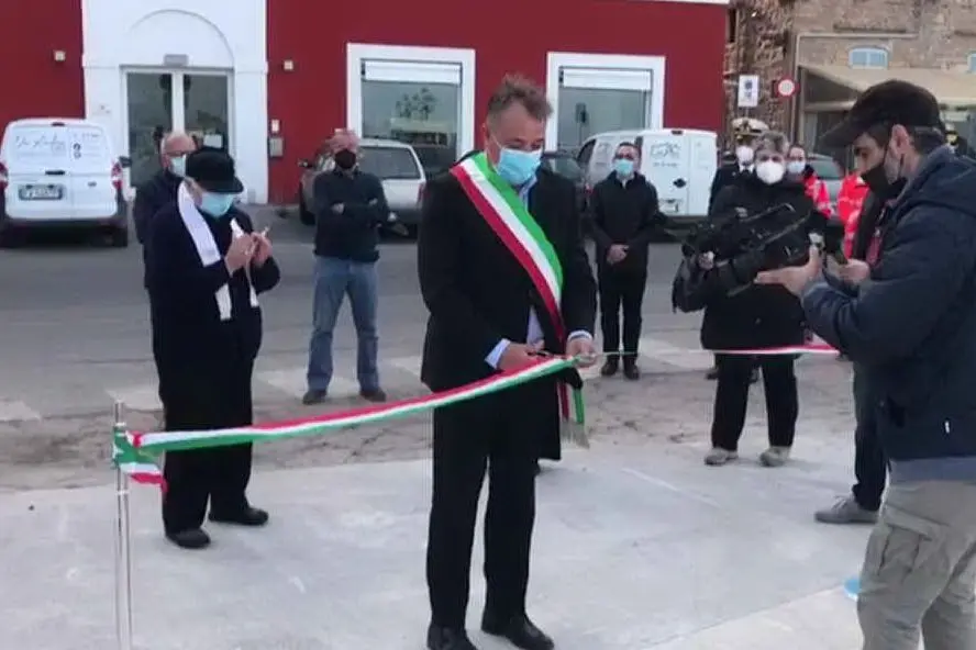 Il sindaco di Carloforte inaugura la riapertura della Calata Battellieri dopo la riqualificazione (foto Pani)