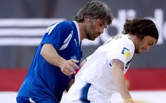 Beach Soccer, Grecia-Italia: Maradona Jr protegge il pallone dall'attacco di un avversario (Ansa)