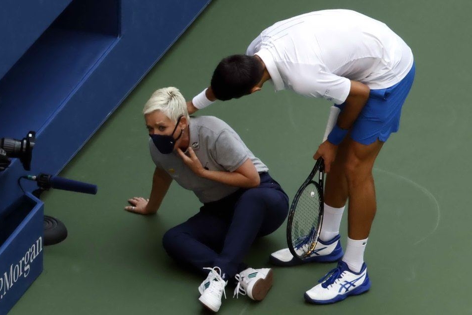 Djokovic e la raccattapalle colpita (Ansa)