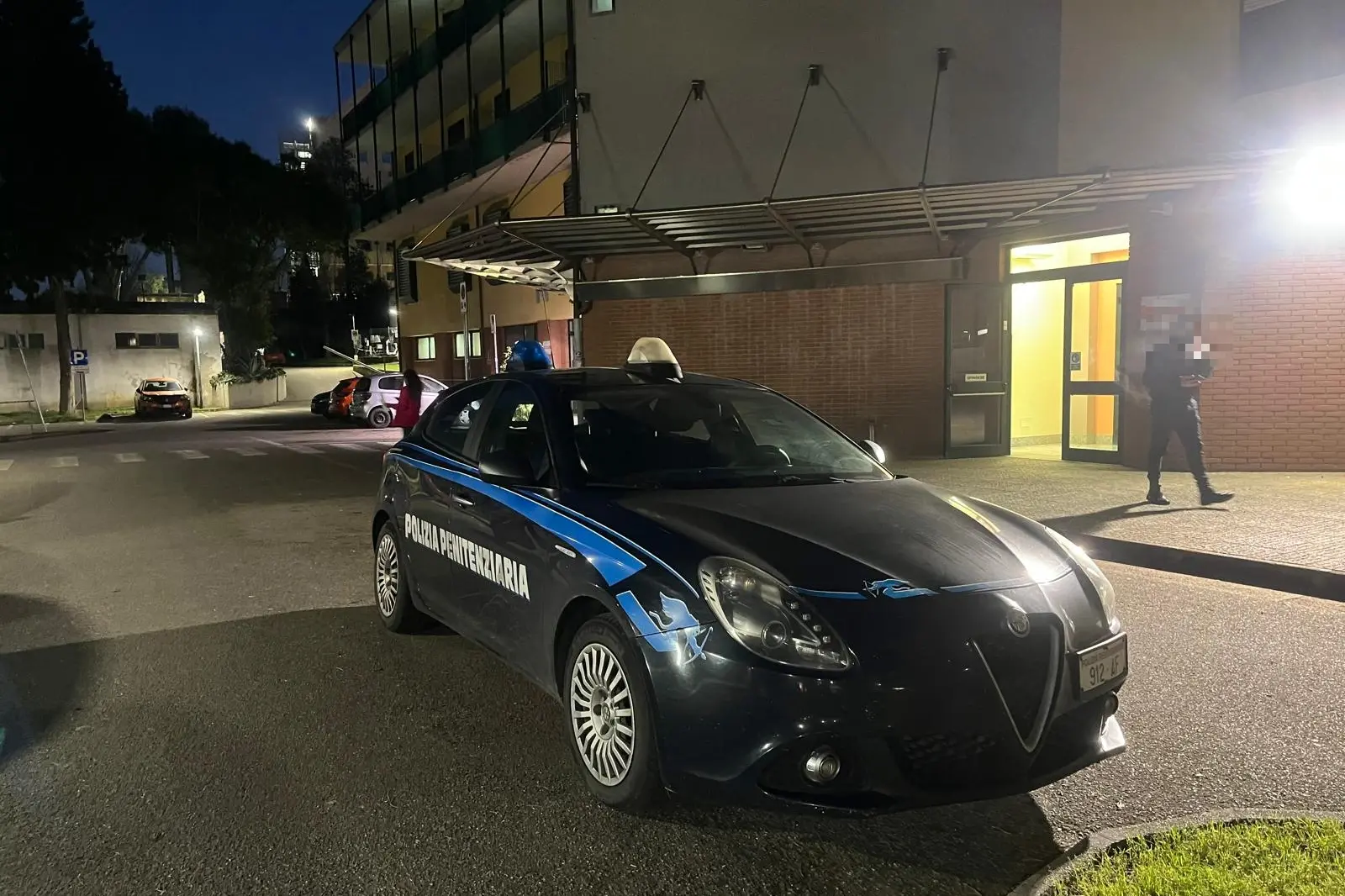 L'auto della polizia penitenziaria davanti al padiglione nel quale è ricoverato il detenuto