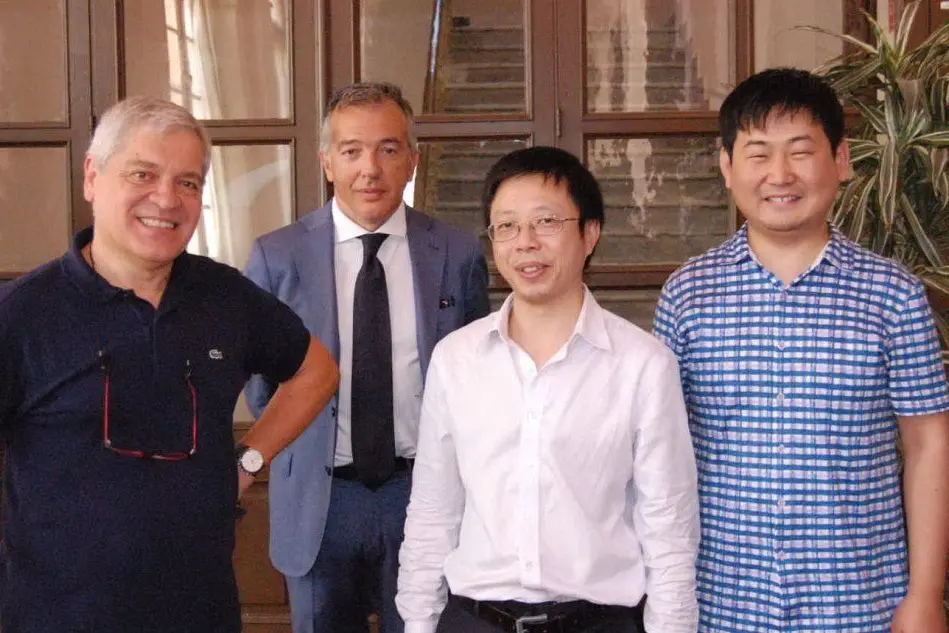 Nella foto, Massimo Vanzi e Fabrizio Pilo con Qiu Jin e Teng Teng (foto Università di Cagliari)
