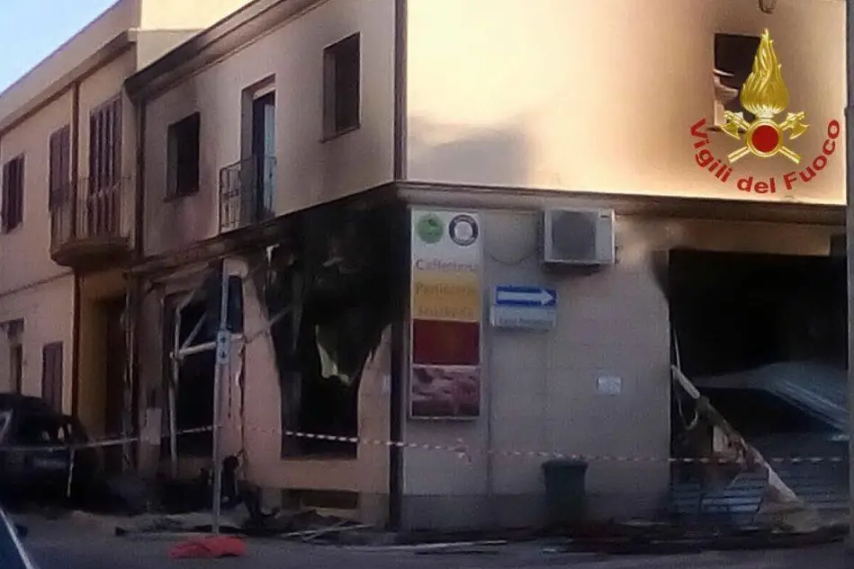 Il bar distrutto a Pirri a seguito di un attentato incendiario