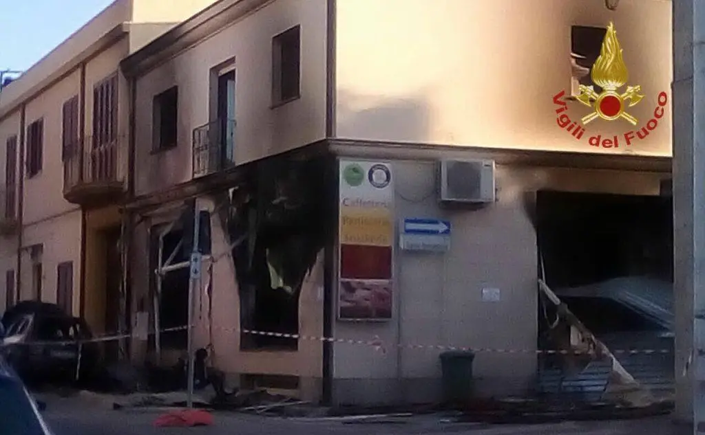 Il bar distrutto a Pirri a seguito di un attentato incendiario