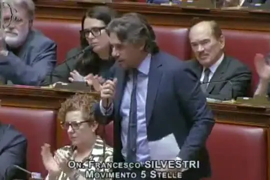 L'intervento di Silvestri (M5S) su Meloni e le "ginocchiere"