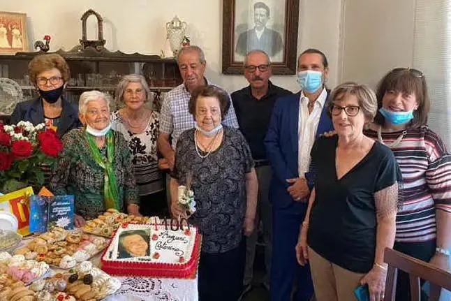 La festa per nonna Caterina Piga (foto concessa)