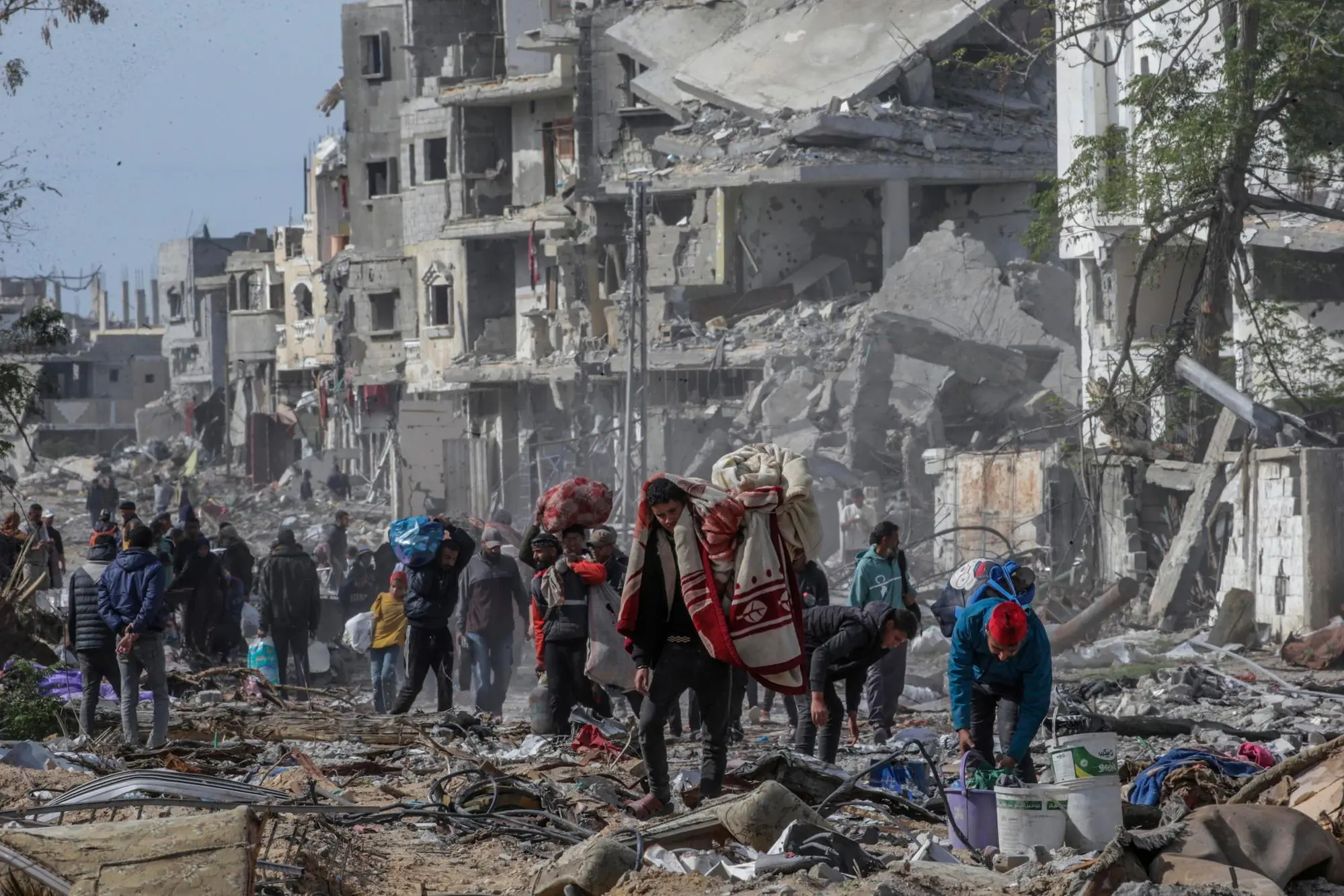 epa11835955 Internally displaced Palestinians walk along a road on their way to Rafah, southern Gaza Strip, 19 January 2025, amid a ceasefire between Israel and Hamas. Israel and Hamas agreed on a hostage release deal and a Gaza ceasefire to be implemented on 19 January 2025. More than 46,000 Palestinians have been killed in the Gaza Strip, according to the Palestinian Ministry of Health, since Israel launched a military campaign in the strip in response to a cross-border attack led by the Palestinian militant group Hamas on 07 October 2023, in which about 1,200 Israelis were killed and more than 250 taken hostage. EPA/MOHAMMED SABER