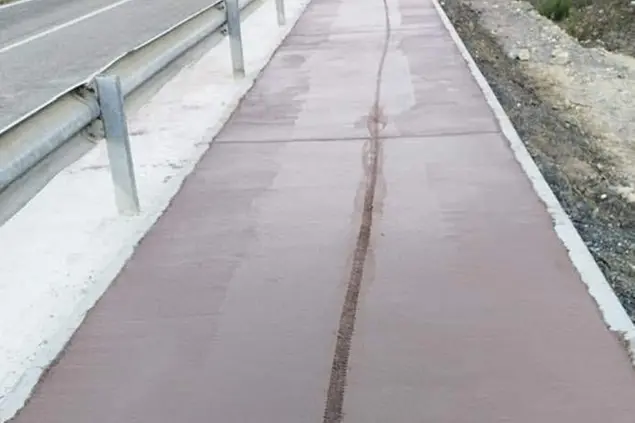 La traccia sulla pista del passaggio del ciclista anonimo (L'Unione Sarda - Tellini)