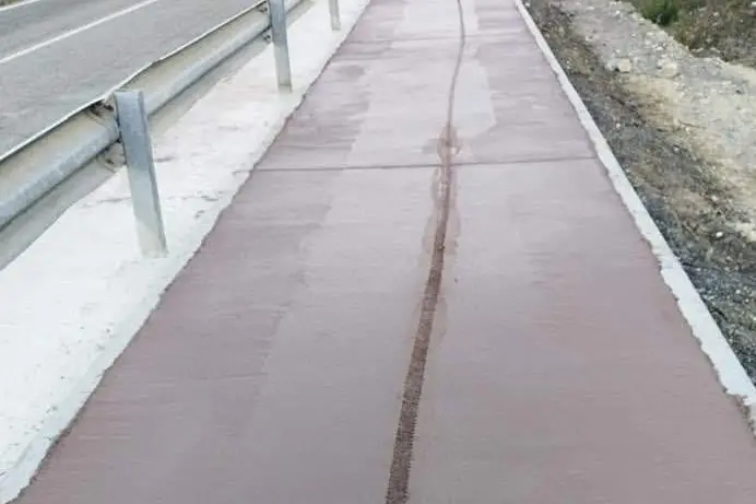 La traccia sulla pista del passaggio del ciclista anonimo (L'Unione Sarda - Tellini)