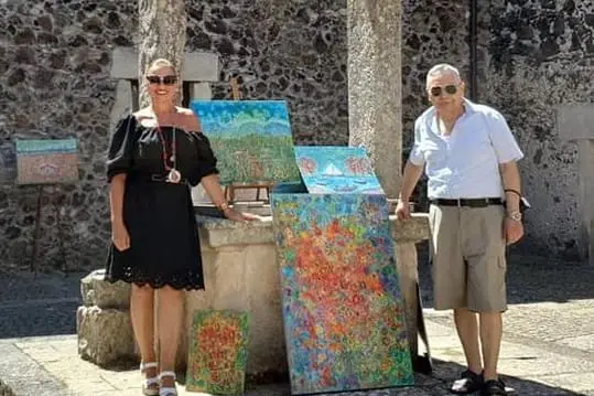 Puggioni and Vargiu with their paintings (photo L'Unione Sarda-Tellini)