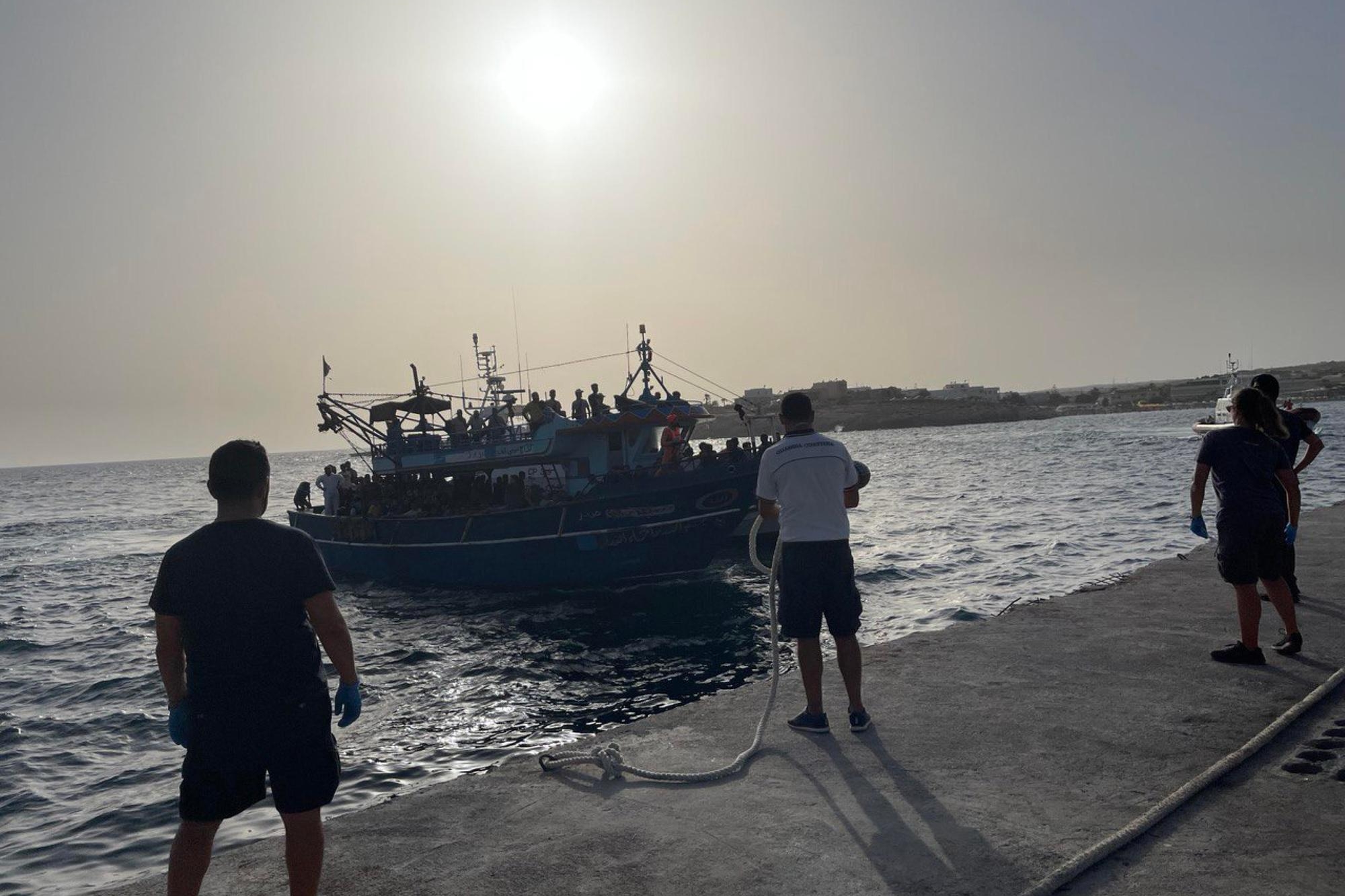 Migranti, all’hotspot di Lampedusa ancora oltre 1.200 ospiti (su 350 posti)