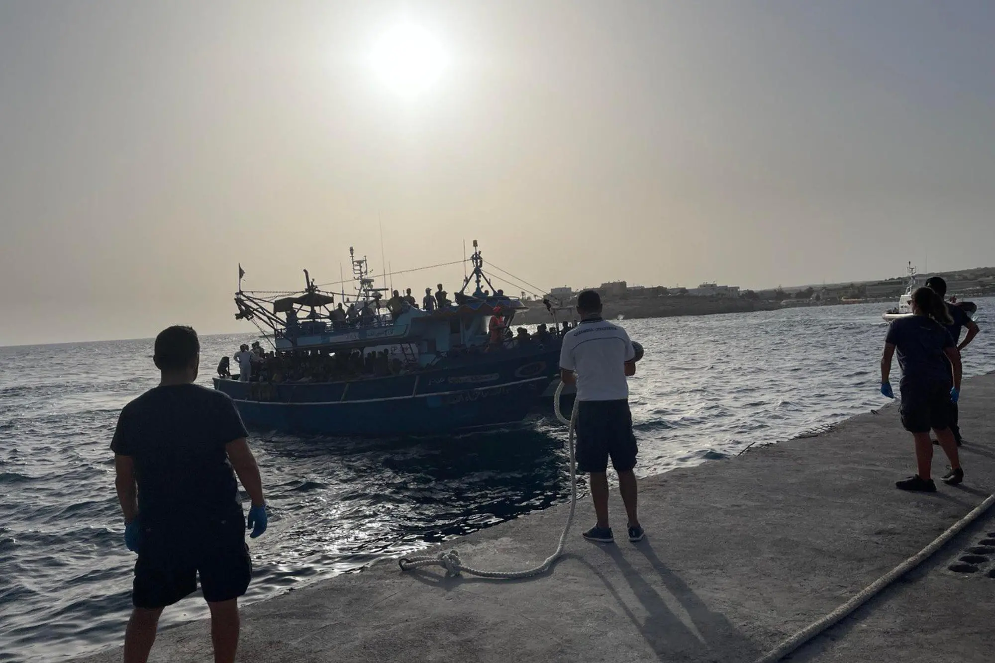 Migranti arrivati a Lampedusa (Ansa - Desiderio)