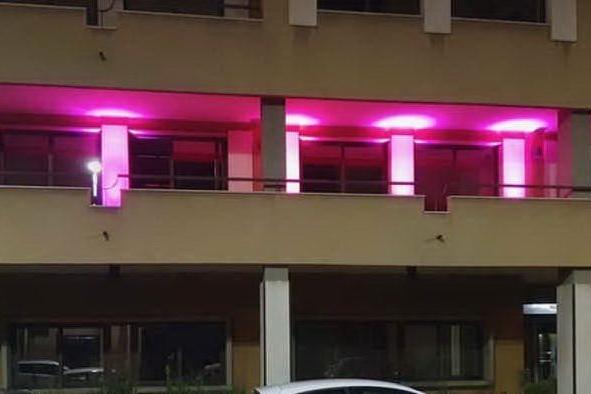 Lotta ai tumori femminili, la sede di Confcommercio Sud Sardegna si tinge di rosa