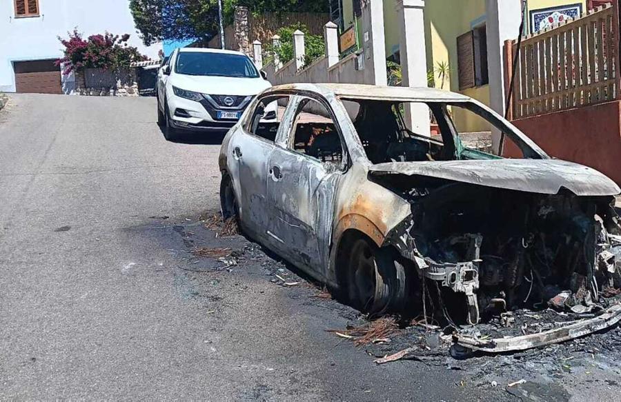 Auto in fiamme nella notte, il rogo è doloso