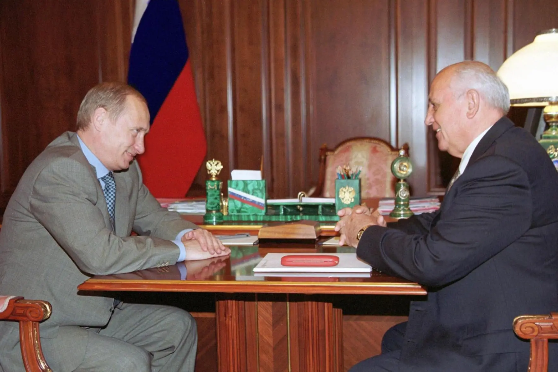 Putin e Gorbaciov assieme, nel 2000 (Ansa)
