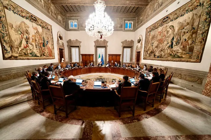 Un Consiglio dei ministri a Palazzo Chigi (Ansa)