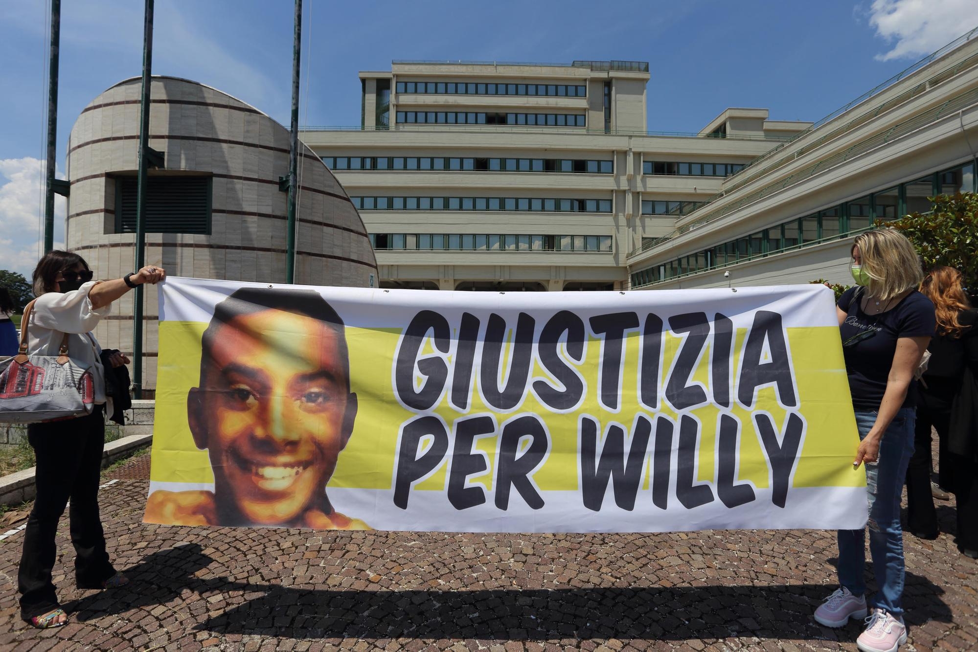 Lo strisicone che chiede giustizia per Willy Monteiro Duarte fuori il tribunale, Frosinone, 10 giugno 2021. ANSA/ ANTONIO NARDELLI