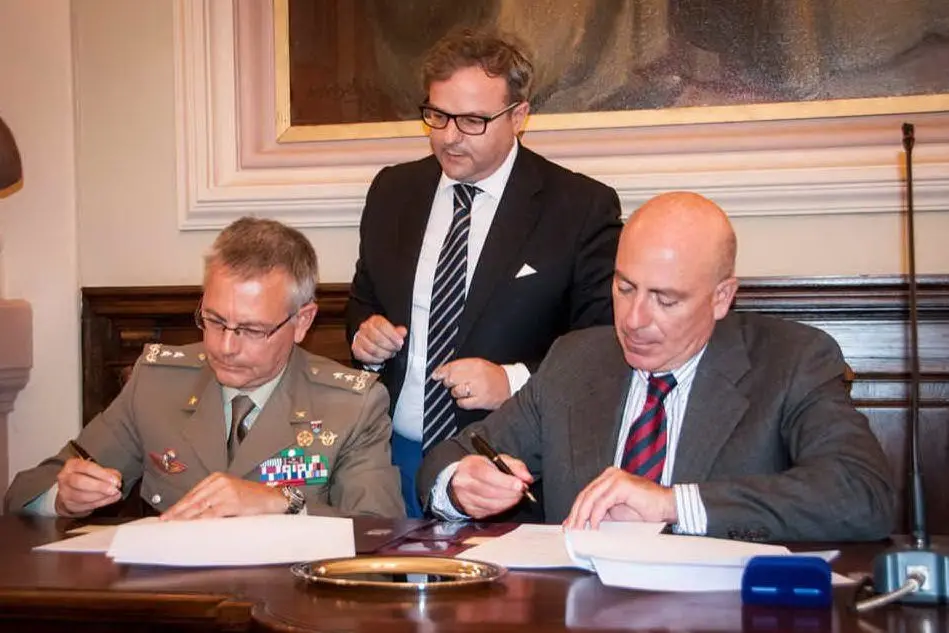 Il generale Pellegrino e il rettore Carpinelli alla firma della convenzione Esercito-Università di Sassari