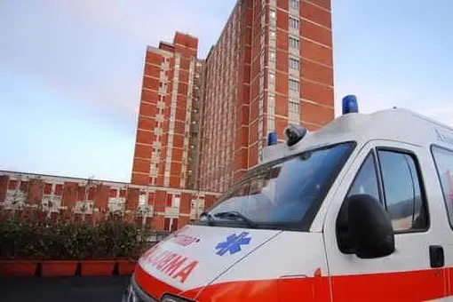 Un'ambulanza all'ospedale di Nuoro (foto d'archivio)