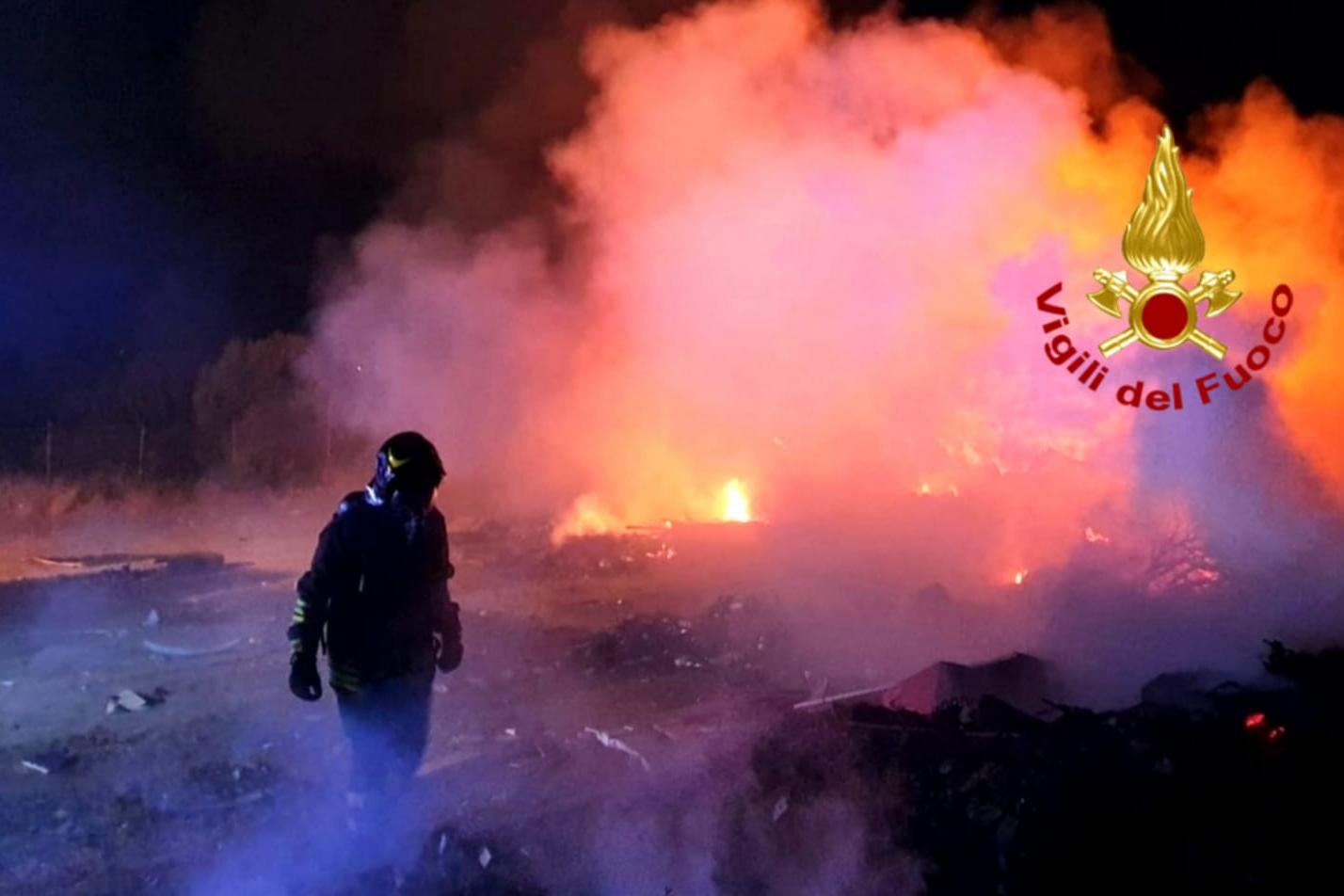 Incendio nella notte a Flumini di Quartu: in fiamme masserizie e vegetazione