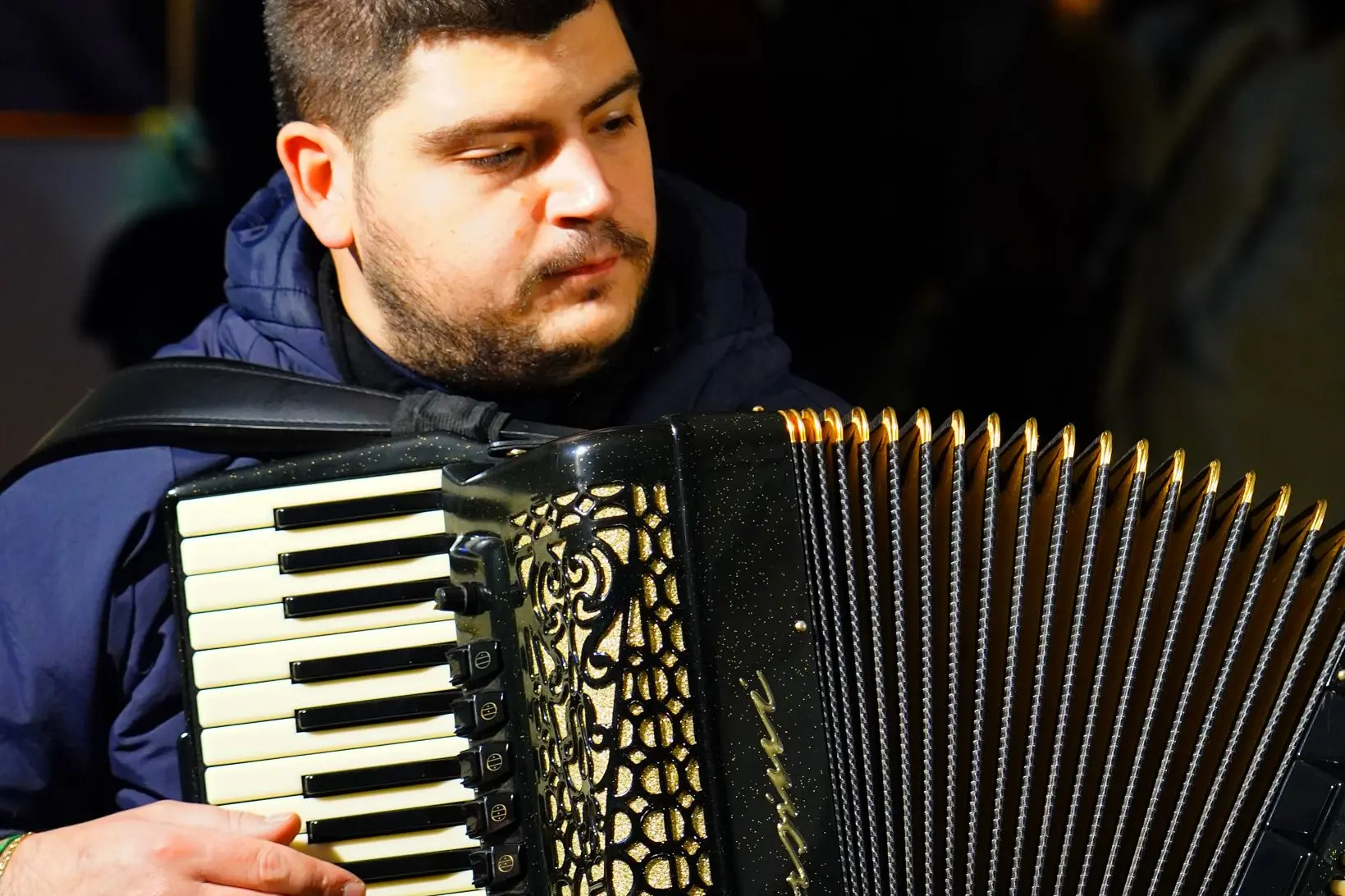 Il fisarmonicista Nicola Tatti che si esibirà venerdì 20 dicembre ad Assolo (foto concessa)