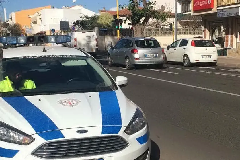 La polizia locale (foto L'Unione Sarda - Sanna)