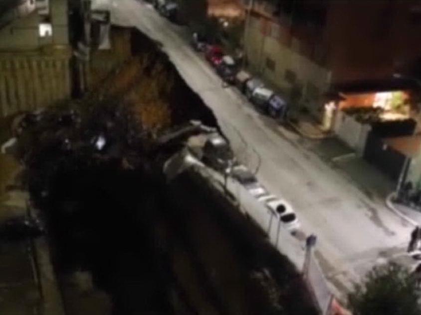 Roma, in strada si apre una voragine che inghiotte sei auto