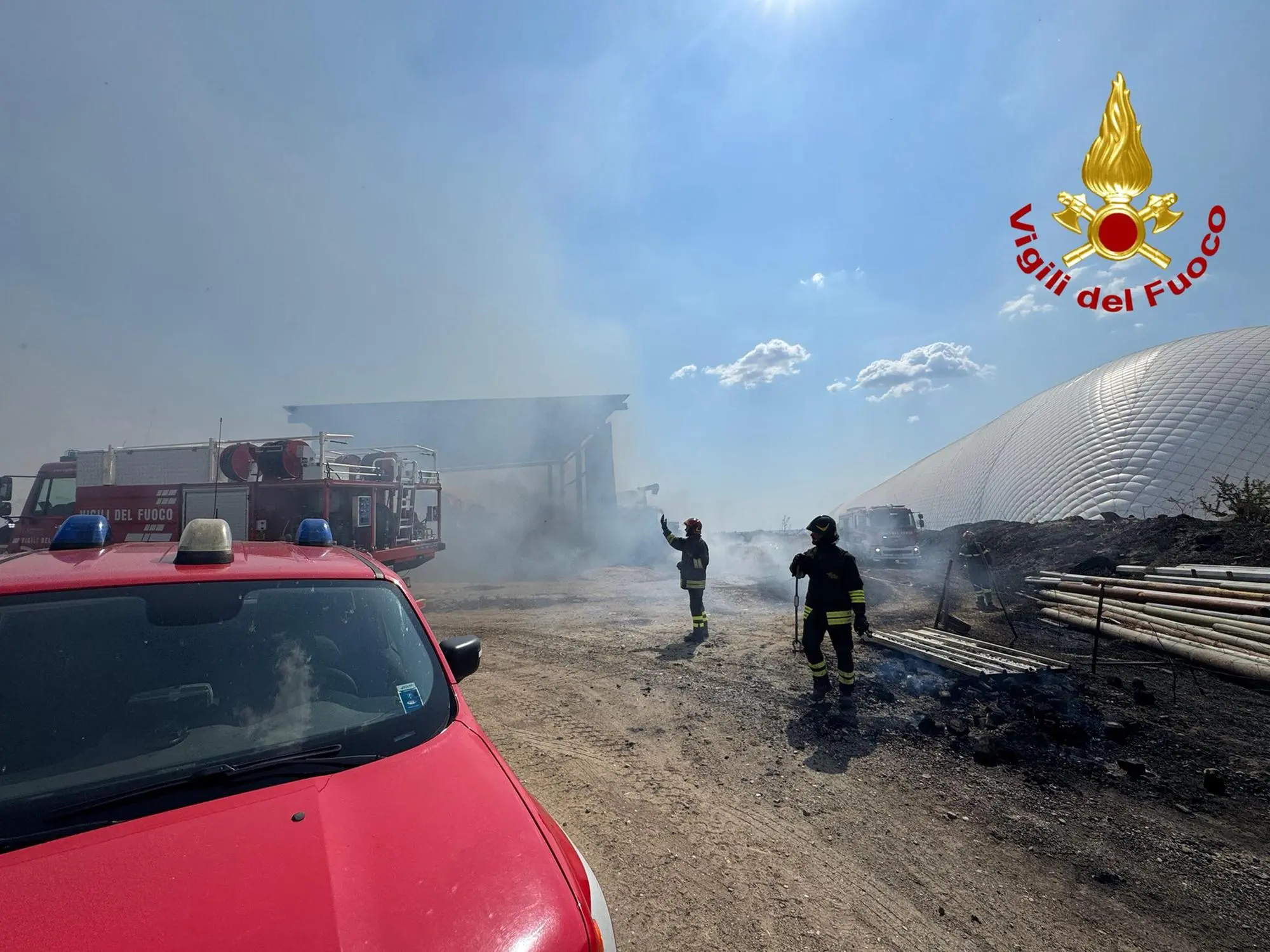 L'intervento dei vigili del fuoco per l'incendio in un'azienda agricola a Ottana