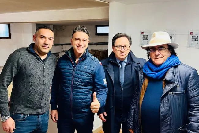 Al Bano con alcuni amministratori comunali (foto L'Unione Sarda - Pala)
