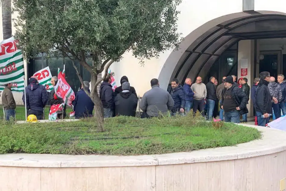 Operai ex Alcoa in protesta davanti all'assessorato al Lavoro (Foto A. Pani)
