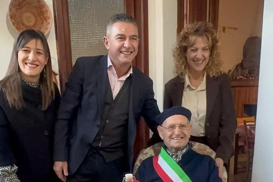 Il centenario con il sindaco Puddu e le assessore Arba e Pitzalis