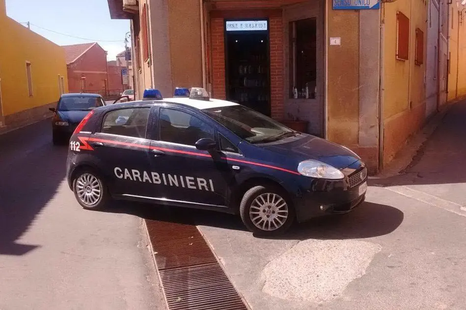 L'auto dei carabinieri davanti al market