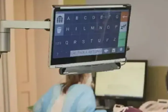 Un puntatore oculare per malati di Sla (Ansa)