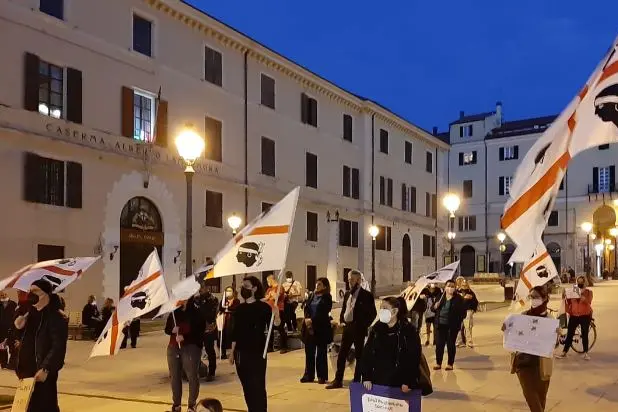 I manifestanti in piazza Castello (foto L'Unione Sarda - Pala)