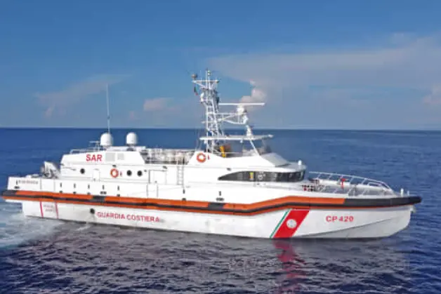 La nave della Guardia Costiera a Ustica (foto Guardia costiera)