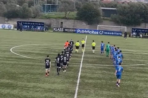 L’ingresso in campo di Li Punti e Arzachena (foto Ilenia Giagnoni)